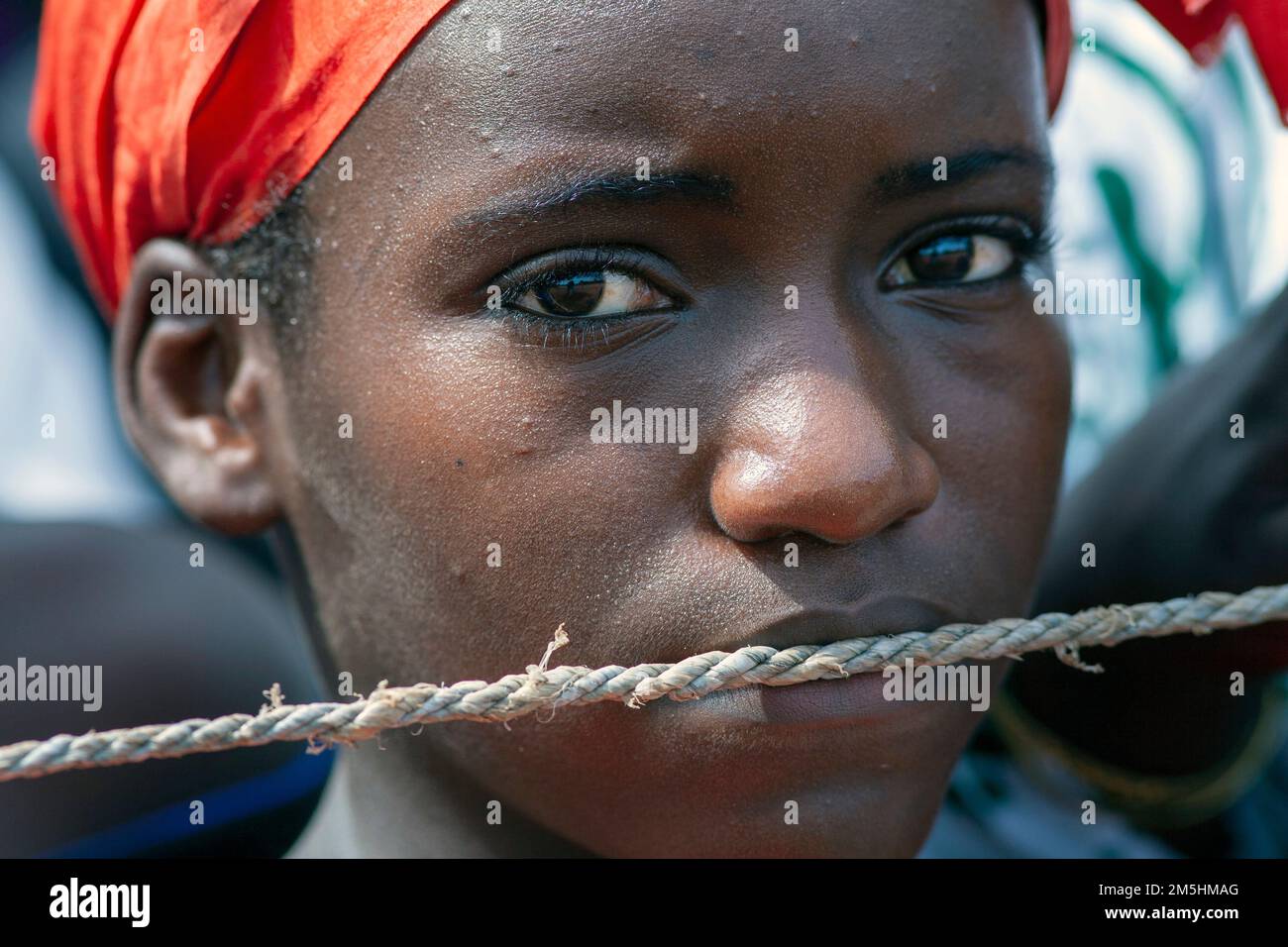 Nahaufnahme eines jungen Mädchens mit einem Seil über seinem Mund, das zum Schweigen gebracht wird Stockfoto