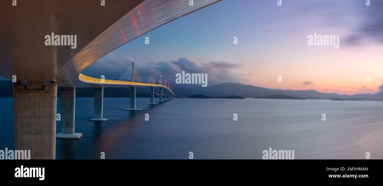 Peljesac-Brücke, Kroatien. Panoramablick auf die wunderschöne, moderne Peljesac-Brücke über dem Meer in Dubrovnik-Neretva, Kroatien Stockfoto