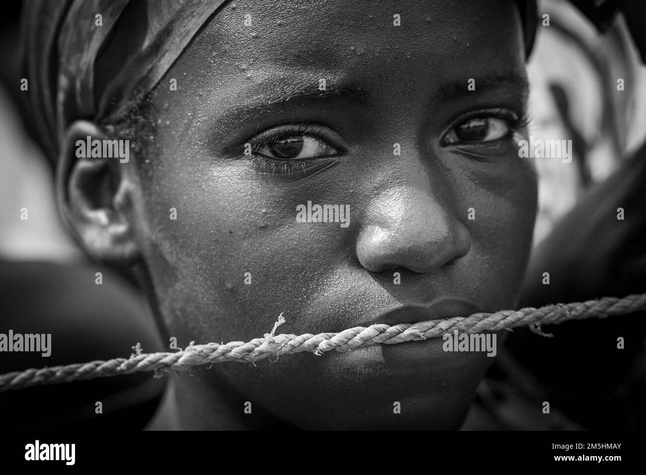 Nahaufnahme eines jungen Mädchens mit einem Seil über seinem Mund, das zum Schweigen gebracht wird Stockfoto