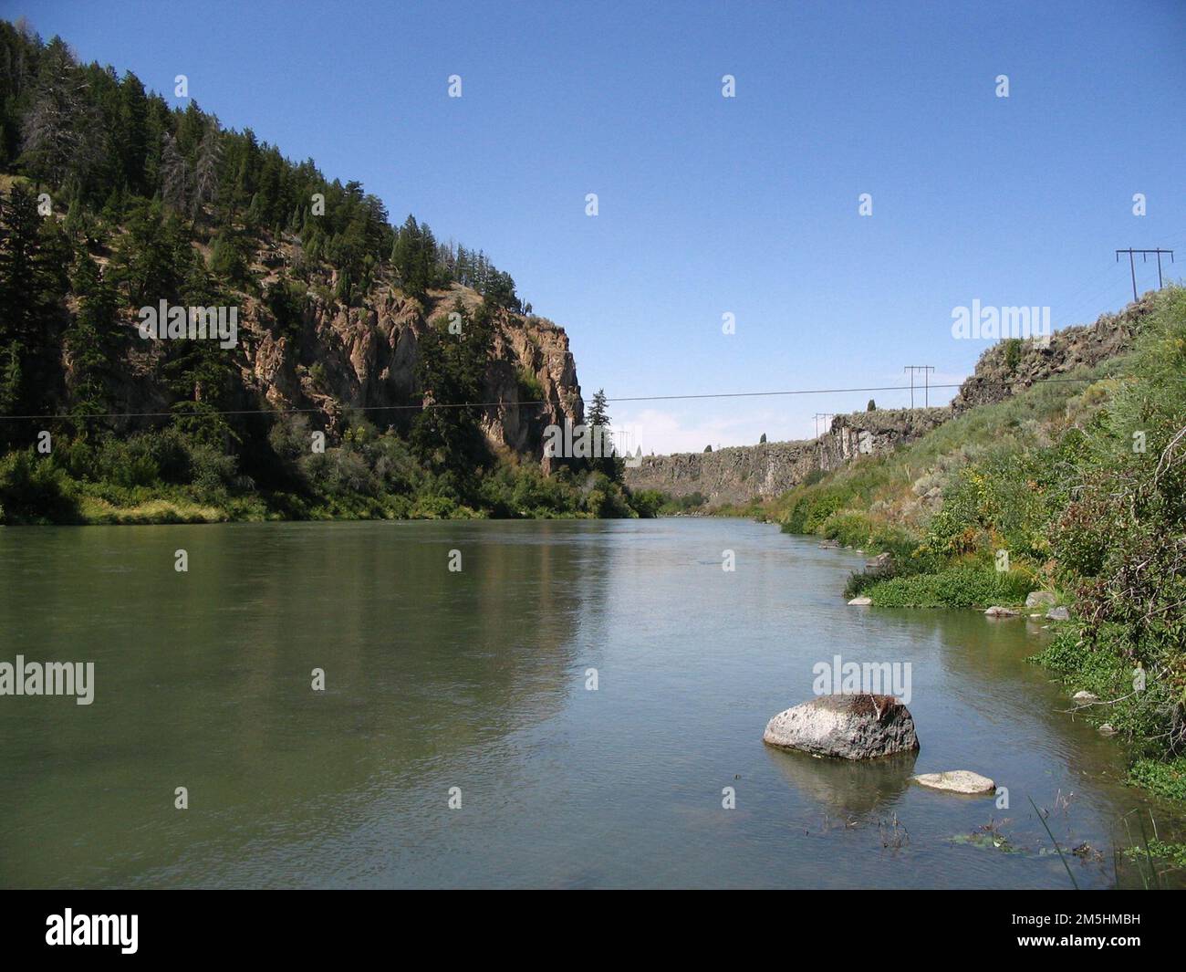 Pioneer Historic Byway - Sanftes Wasser. Das ruhige Wasser des Hells Canyon Reservoir wird von Klippen und hohen grünen Bäumen überblickt. Lage: Hells Canyon Dam, Idaho (45,237° N 116,705° W) Stockfoto