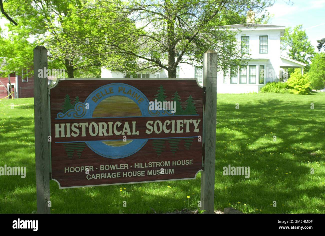 Minnesota River Valley Scenic Byway - Schild am Hooper-Bowler-Hillstrom House in Belle Plaine. Die Heimat der Belle Plaine Historical Society wird durch dieses attraktive Schild auf dem Vorgarten des Hooper-Bowler-Hillstrom House in Belle Plaine angezeigt. Standort: Belle Plaine, Minnesota (44,618° N 93,769° W) Stockfoto