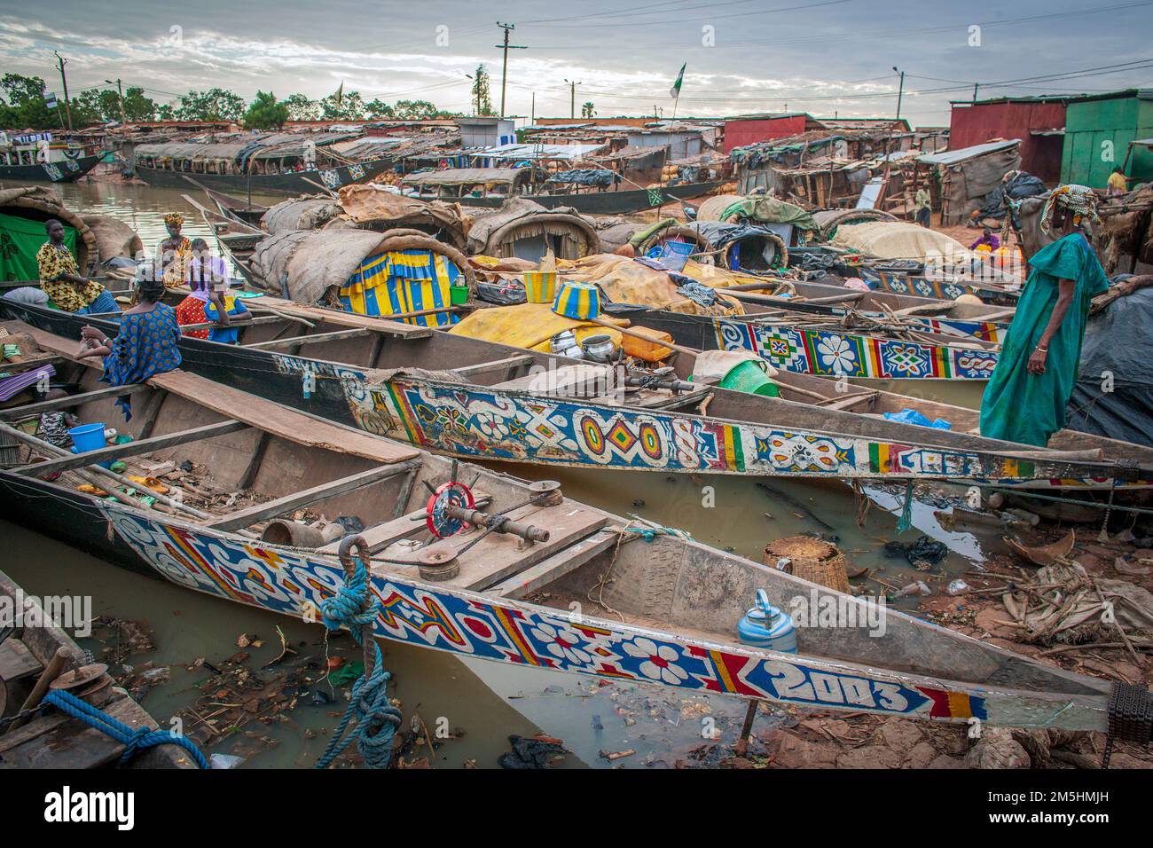 Mopti, ein Hafen am Fluss Niger, war einst so schön, dass es Venedig von Afrika genannt wurde Stockfoto