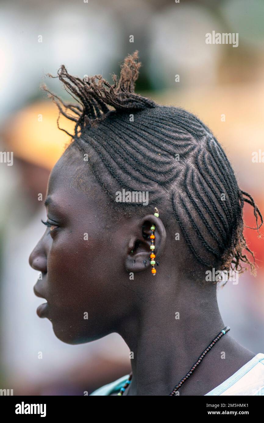 Songhay-Mädchen mit aufwendig dekorierter Frisur in Djenne Mali Stockfoto