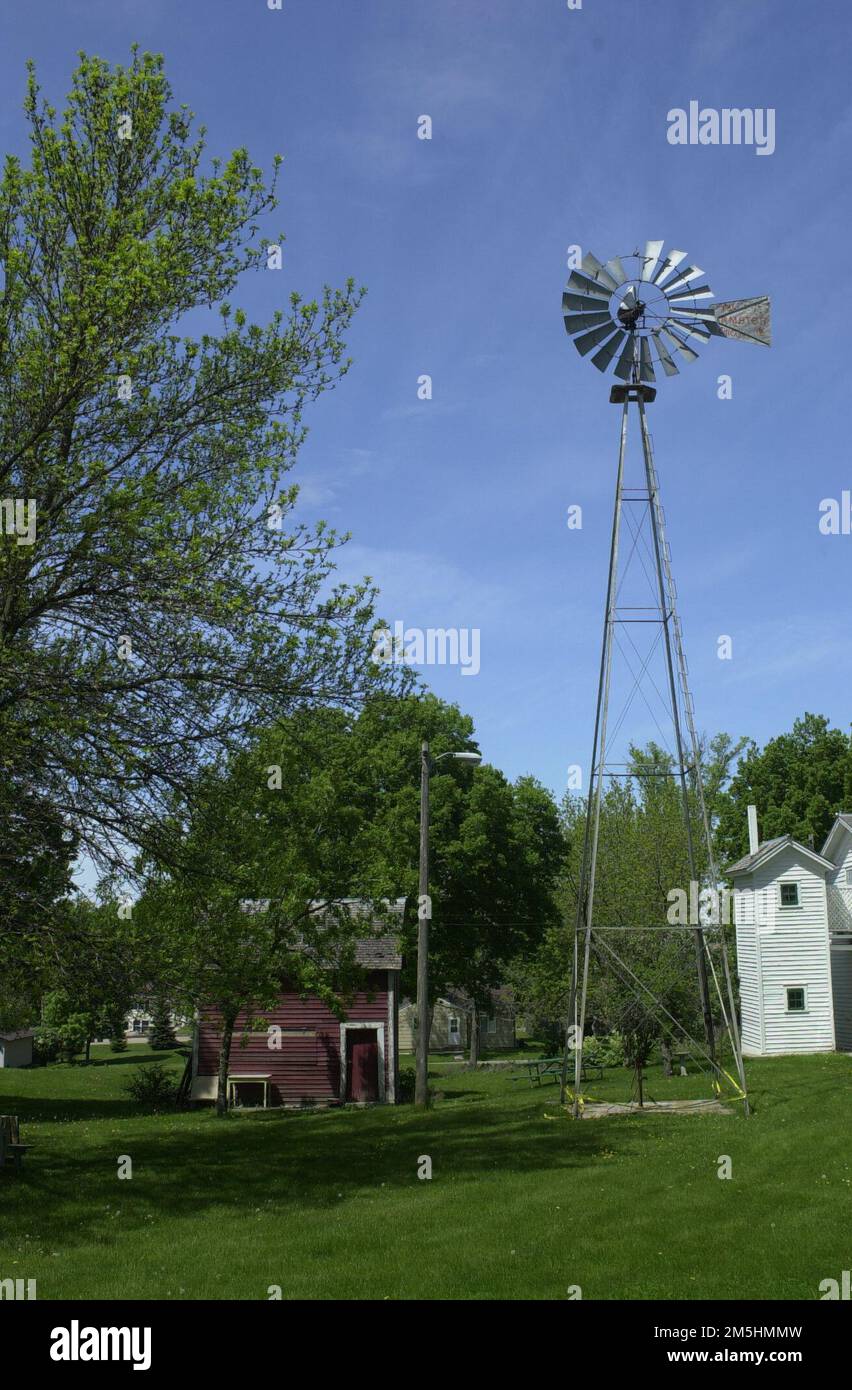 Minnesota River Valley Scenic Byway - Windmühle und Nebengebäude im Hooper-Bowler-Hillstrom House. Eine alte Windmühle aus Stahl und historische Gebäude schmücken das Gelände des Hooper-Bowler-Hillstrom House, der Heimat der Belle Plaine Historical Society. Aufenthaltsort: Scott Co Route 6 und Main St., Belle Plaine, Minnesota (44,623° N 93,768° W) Stockfoto