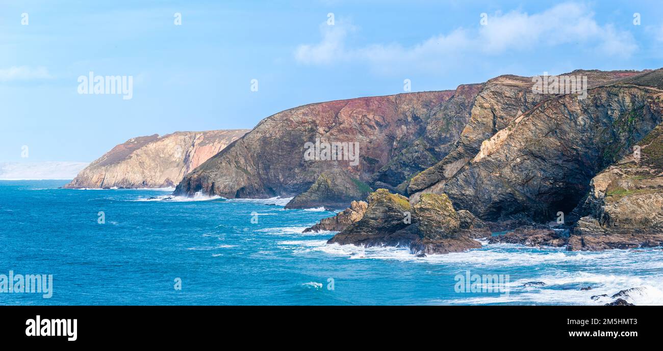Klippen und Wellen, St. Agnes Heritage Coast, Saint Agnes, Cornwall, England, Europa Stockfoto