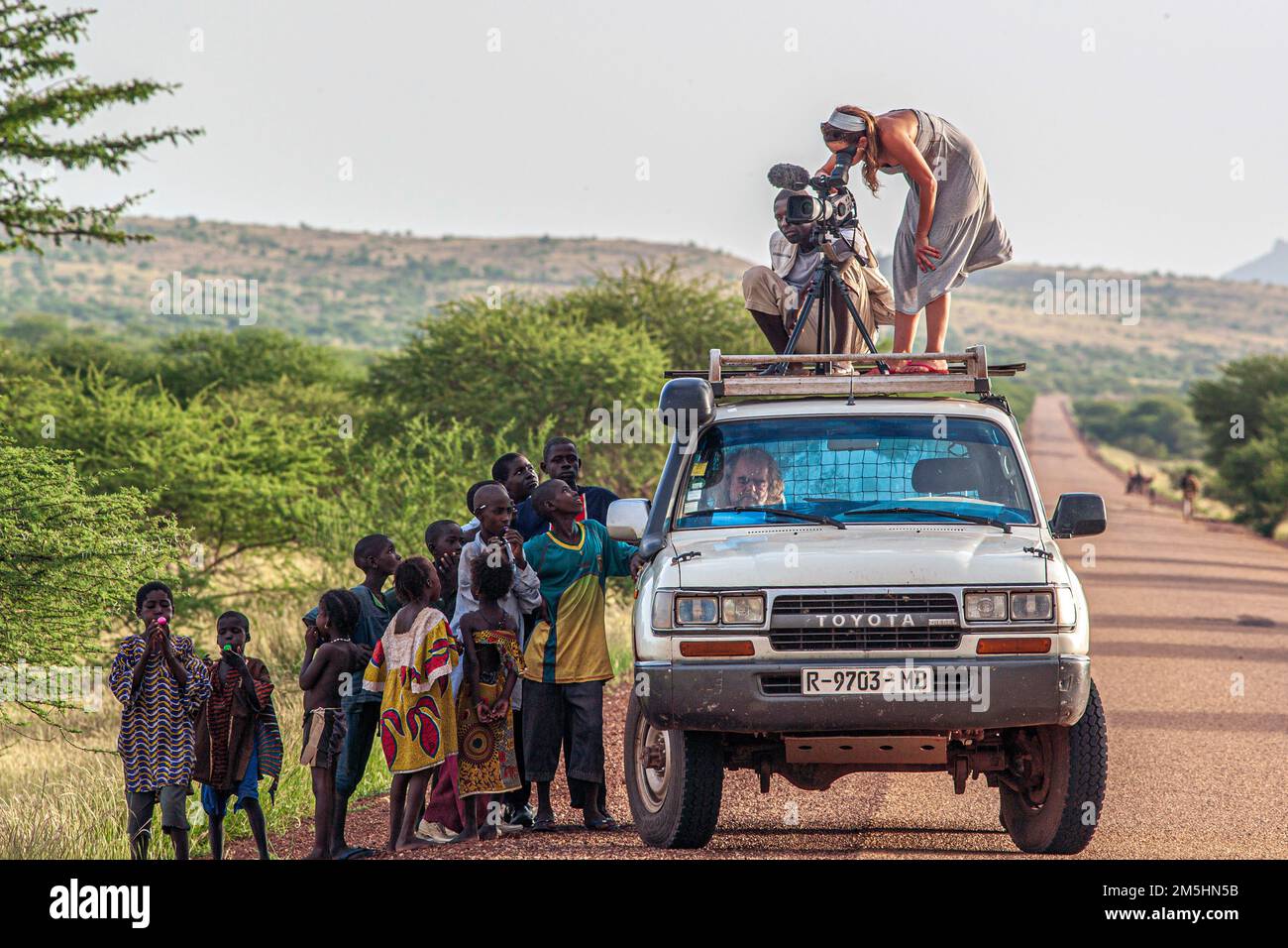 Frau, die auf dem Dach des 4x4 Toyota in Mali, Westafrika, filmt Stockfoto