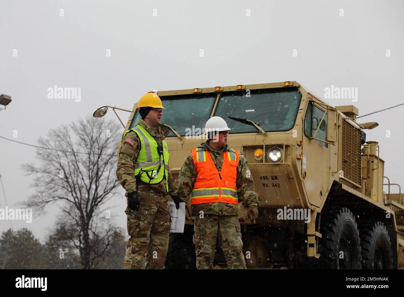 1. LT. Payden Howard, Executive Officer und Sgt. Berkeley Taylor von der 485. Engineer Company aus Arlington Heights, Illinois, beaufsichtigen die Beladung der Eisenbahn am 18. März 2022 in Fort McCoy, Wisconsin. Der 485. beladte Fahrzeuge in Vorbereitung auf ihre bevorstehende Bereitstellung. Stockfoto