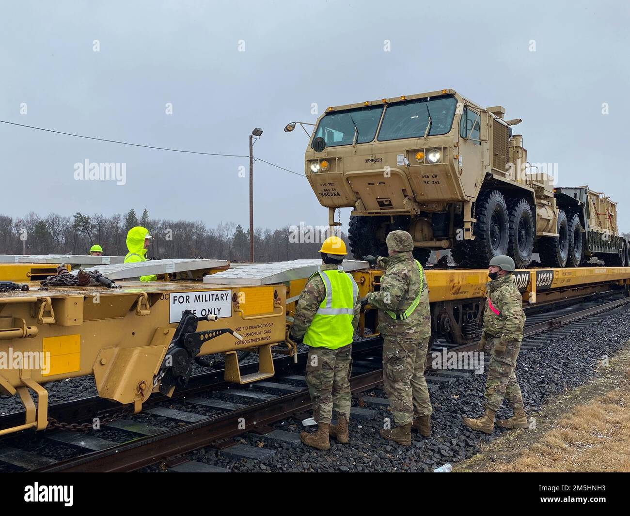 USA Soldaten der Army Reserve von der 485. Engineer Company aus Arlington Heights, Illinois, führten am 18. März 2022 Schienenladungen in Fort McCoy, Wisconsin, durch. Der 485. beladte Fahrzeuge in Vorbereitung auf ihre bevorstehende Bereitstellung. Stockfoto