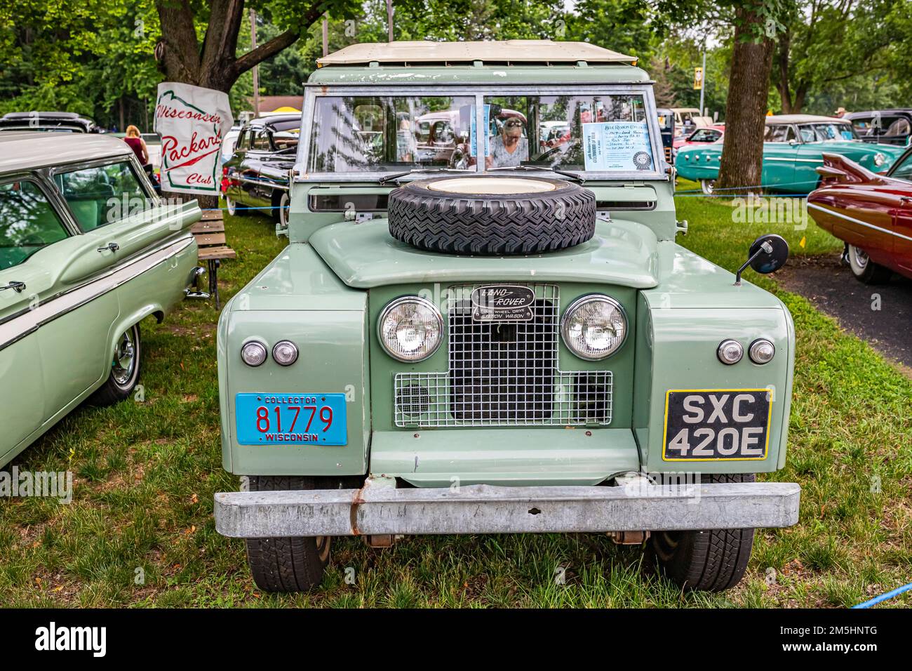 Iola, WI - 07. Juli 2022: Aus der Perspektive erscheinende Vorderansicht eines 1967 Land Rover 88 Serie IIA Kombi auf einer lokalen Automesse. Stockfoto