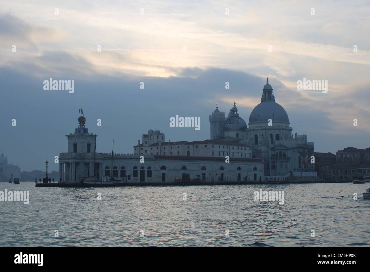 Basilika Santa Maria della Salute an einem bewölkten Nachmittag in Venedig, Venetien, Italien Stockfoto