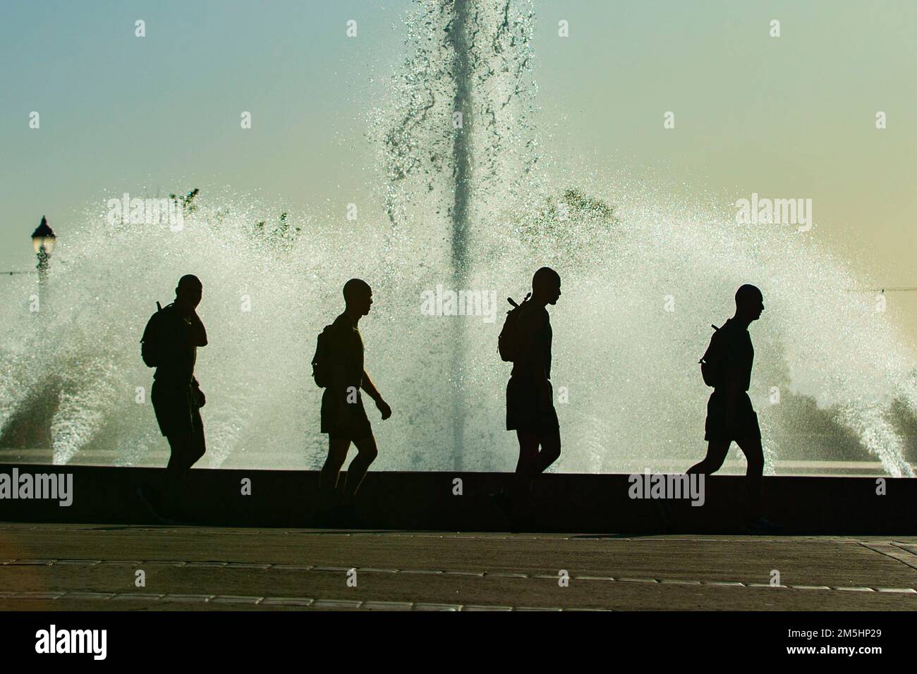 USA Marines mit der Drill Instructor School, Recruit Training Regiment, führen einen Cool-Down-Spaziergang während eines Motivationslaufs im Balboa Park, San Diego, 18. März 2022. Die Schule für Übungslehrer entwickelt die Führung, die Führungspräsenz, die Lehrfähigkeit, die körperliche Fitness und das Wissen ausgewählter Offiziere, Mitarbeiter, die nicht in Auftrag gegeben wurden, und nicht in Auftrag gegebene Offiziere weiter, um die Aufgaben eines Befehlshabers der Serie und Übungslehrers erfolgreich zu erfüllen. Stockfoto
