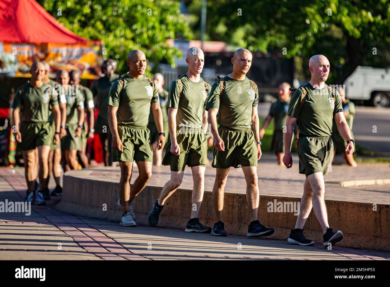 USA Marines mit der Drill Instructor School, Recruit Training Regiment, führen einen Cool-Down-Spaziergang während eines Motivationslaufs im Balboa Park, San Diego, 18. März 2022. Die Schule für Übungslehrer entwickelt die Führung, die Führungspräsenz, die Lehrfähigkeit, die körperliche Fitness und das Wissen ausgewählter Offiziere, Mitarbeiter, die nicht in Auftrag gegeben wurden, und nicht in Auftrag gegebene Offiziere weiter, um die Aufgaben eines Befehlshabers der Serie und Übungslehrers erfolgreich zu erfüllen. Stockfoto