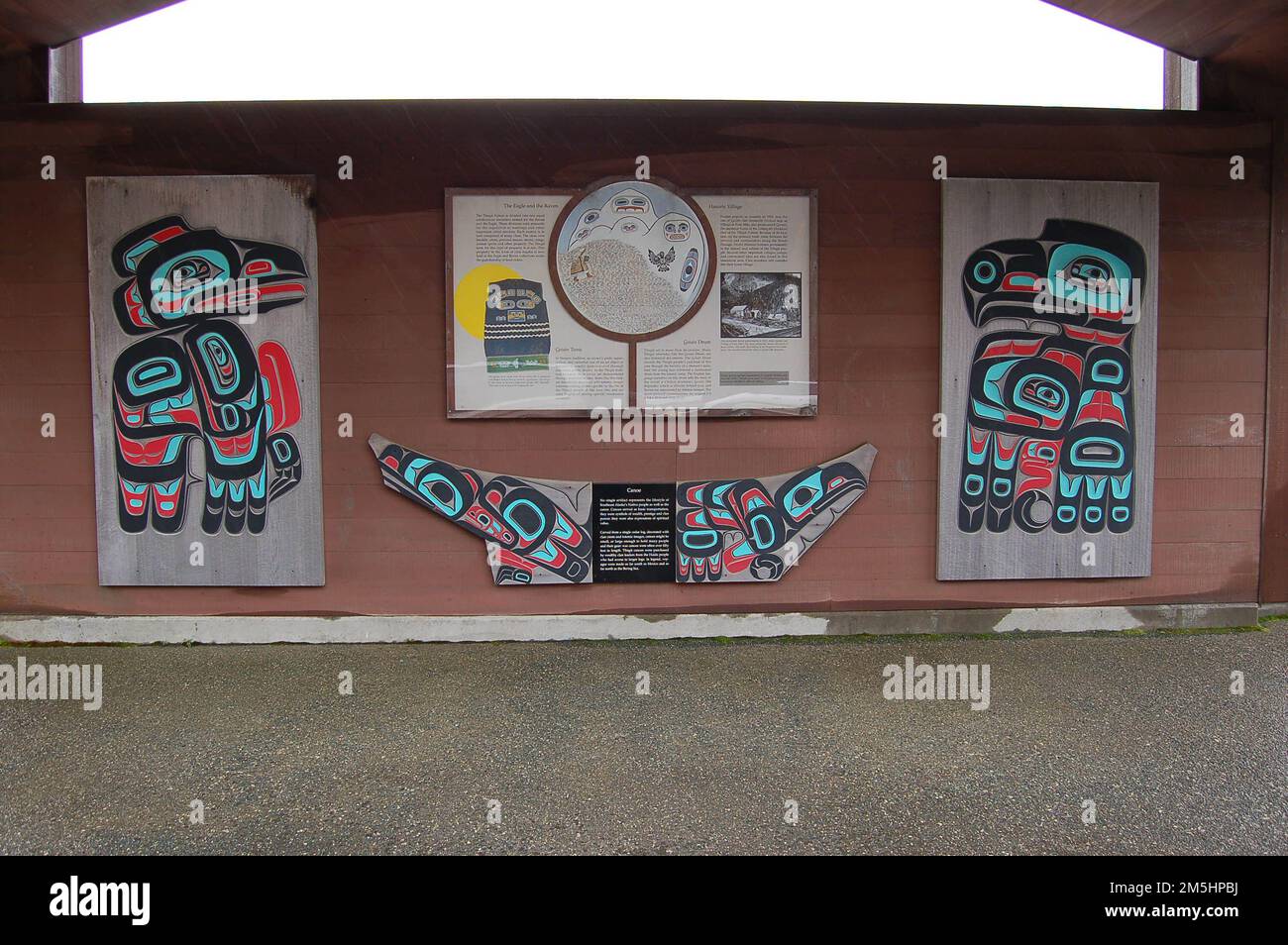 Hinweisschild: Haines Highway - Valley of the Eagles - Tlingit Culture. Auf dem Parkplatz des Flughafens Haines befindet sich ein großer Informationsbereich mit bunten Bildern und Panels, die über die Kultur von Tlingit berichten. Haines, Alaska Stockfoto