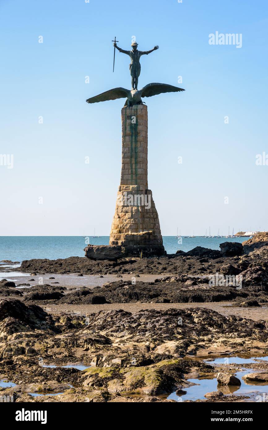 Das amerikanische Denkmal „Sammy“ am Strand in Saint-Nazaire, Frankreich, repräsentiert einen Soldaten, der auf dem Rücken eines Adlers steht. Stockfoto Das amerikanische Denkmal „Sammy“ am Strand in Saint-Nazaire, Frankreich, repräsentiert einen Soldaten, der auf dem Rücken eines Adlers steht. Stockfoto
