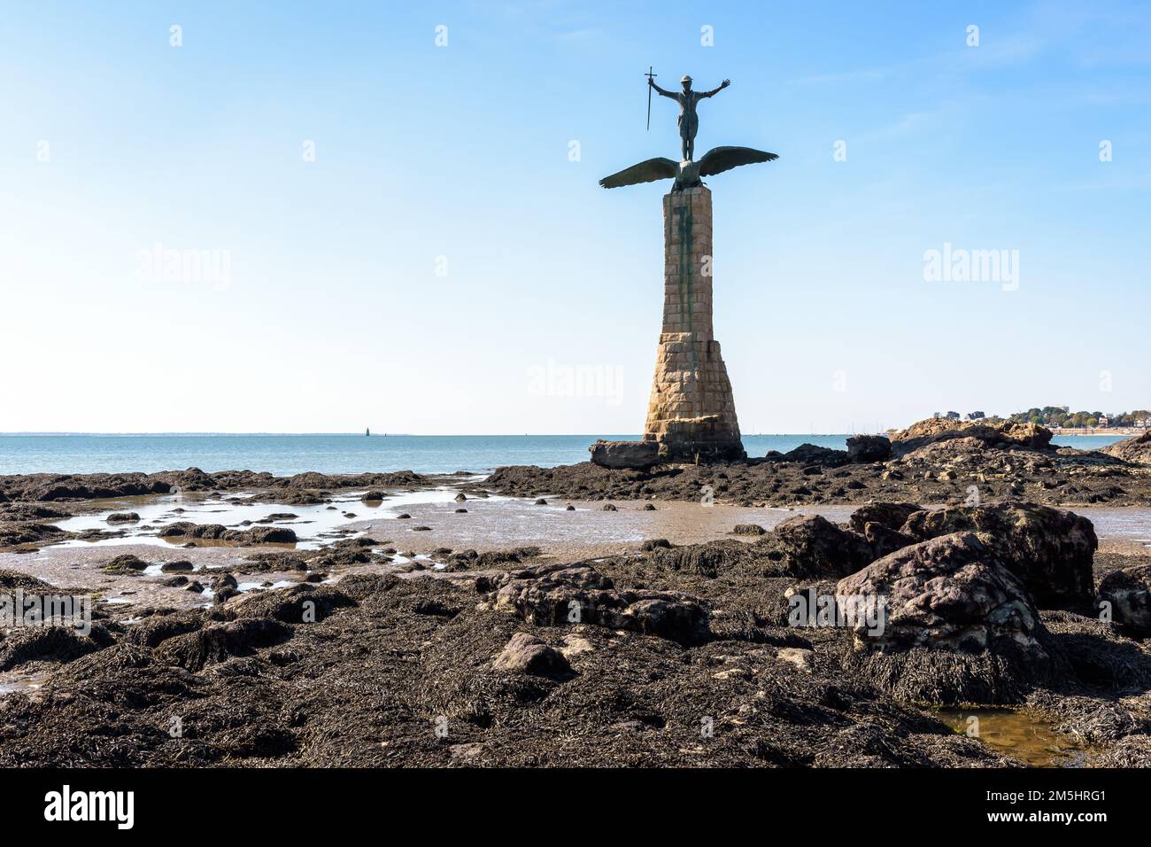 Das amerikanische Denkmal „Sammy“ am Strand in Saint-Nazaire, Frankreich, repräsentiert einen Soldaten, der auf dem Rücken eines Adlers steht. Stockfoto Das amerikanische Denkmal „Sammy“ am Strand in Saint-Nazaire, Frankreich, repräsentiert einen Soldaten, der auf dem Rücken eines Adlers steht. Stockfoto