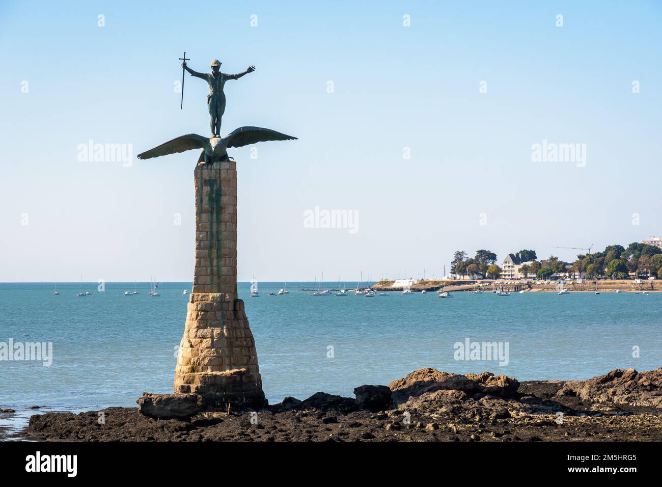 Das amerikanische Denkmal „Sammy“ am Strand in Saint-Nazaire, Frankreich, repräsentiert einen Soldaten, der auf dem Rücken eines Adlers steht. Stockfoto Das amerikanische Denkmal „Sammy“ am Strand in Saint-Nazaire, Frankreich, repräsentiert einen Soldaten, der auf dem Rücken eines Adlers steht. Stockfoto