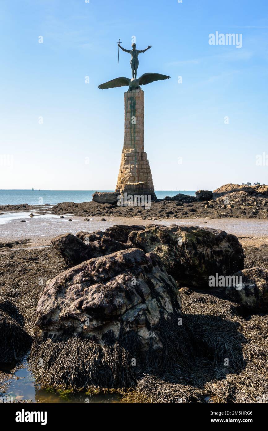 Das amerikanische Denkmal „Sammy“ am Strand in Saint-Nazaire, Frankreich, repräsentiert einen Soldaten, der auf dem Rücken eines Adlers steht. Stockfoto Das amerikanische Denkmal „Sammy“ am Strand in Saint-Nazaire, Frankreich, repräsentiert einen Soldaten, der auf dem Rücken eines Adlers steht. Stockfoto