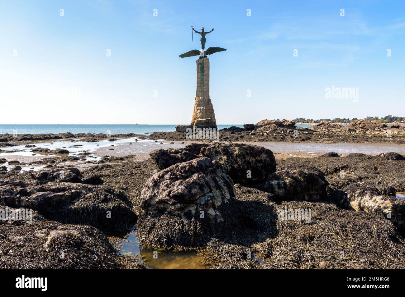Das amerikanische Denkmal „Sammy“ am Strand in Saint-Nazaire, Frankreich, repräsentiert einen Soldaten, der auf dem Rücken eines Adlers steht. Stockfoto Das amerikanische Denkmal „Sammy“ am Strand in Saint-Nazaire, Frankreich, repräsentiert einen Soldaten, der auf dem Rücken eines Adlers steht. Stockfoto