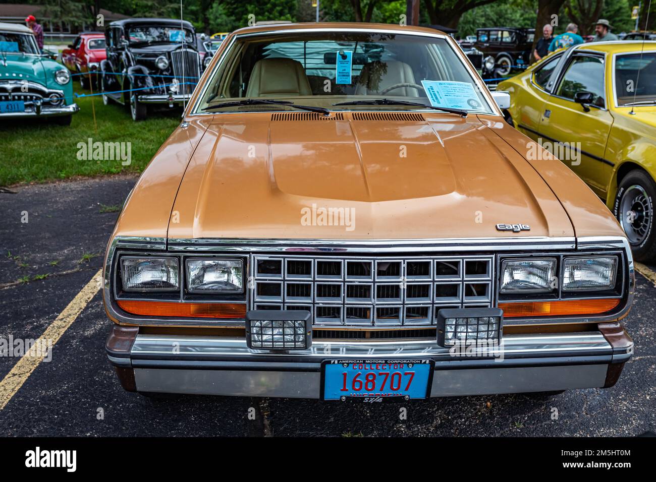Iola, WI - 07. Juli 2022: Perspektivische Vorderansicht eines 1982 AMC Eagle SX/4 Sport Coupés auf einer lokalen Automesse. Stockfoto