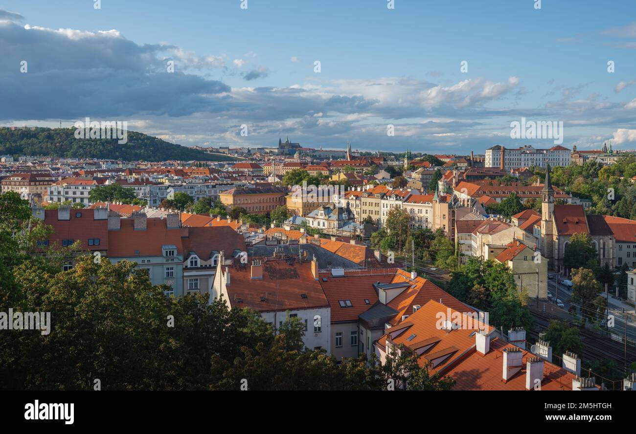 Nove Mesto aus der Vogelperspektive mit Prager Burg und Petrin-Hügel im Hintergrund - Prag, Tschechische Republik Stockfoto