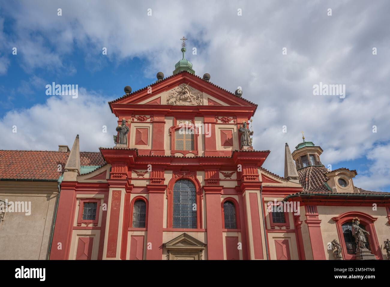 St. George Basilika auf der Prager Burg - Prag, Tschechische Republik Stockfoto