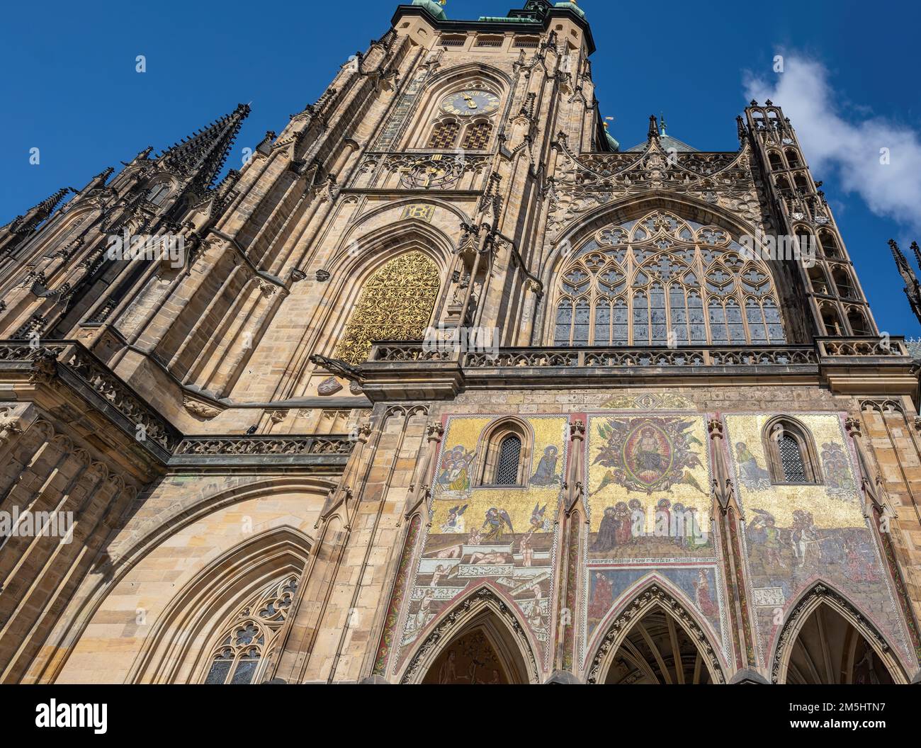 St. Veitsdom, Mosaik des letzten Gerichts und Goldenes Tor zur Prager Burg - Prag, Tschechische Republik Stockfoto