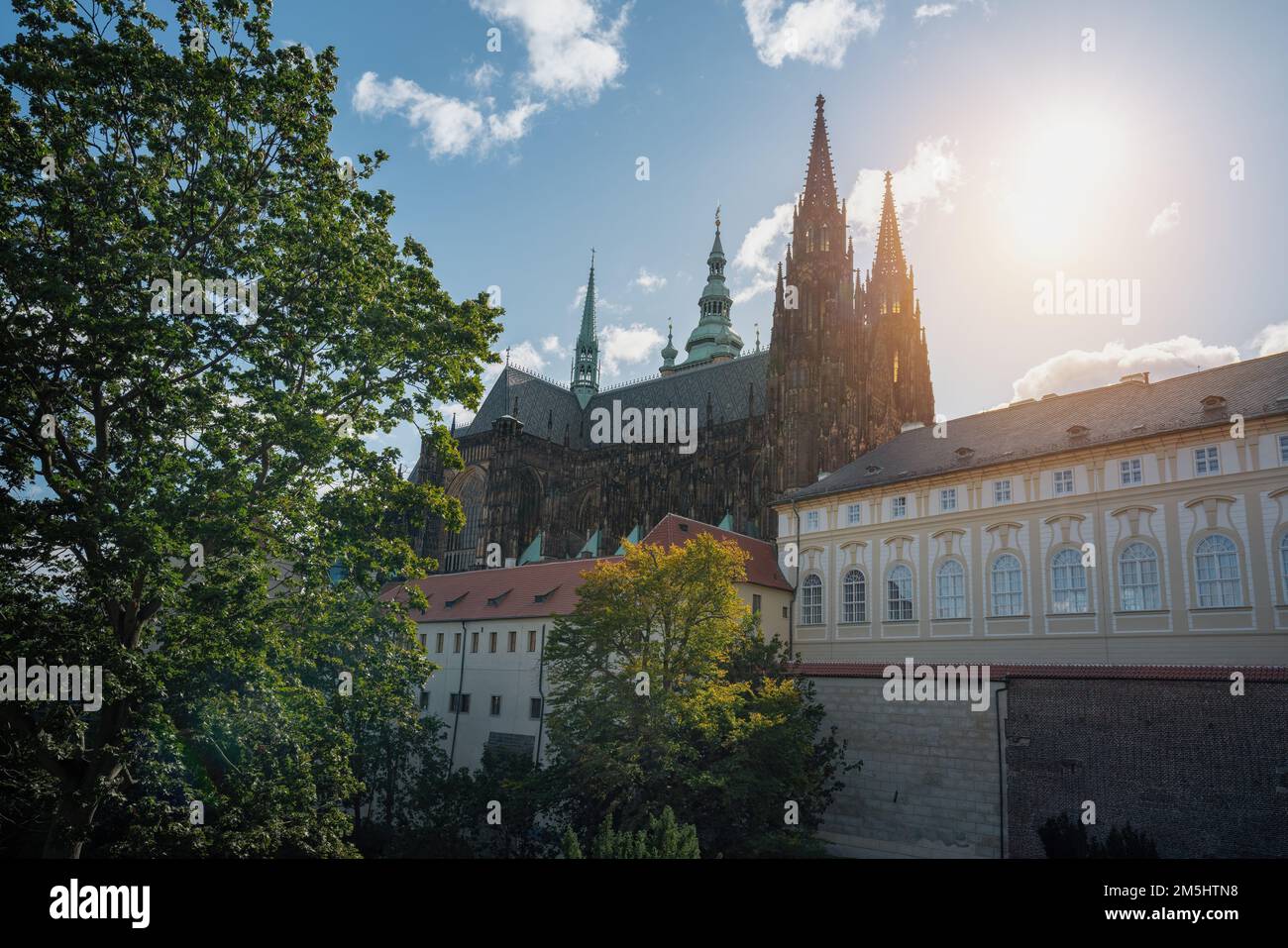 Prager Burg und Veitsdom bei Sonnenuntergang - Prag, Tschechische Republik Stockfoto