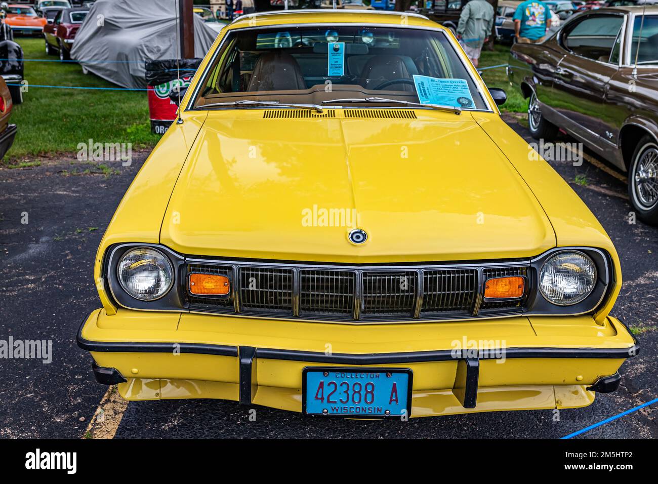 Iola, WI - 07. Juli 2022: Perspektivische Vorderansicht einer 1977 AMC Hornet AMX Coupe auf einer lokalen Automesse. Stockfoto