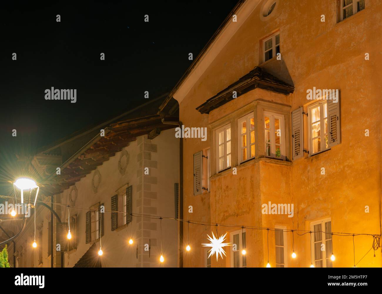 Egna in Südtirol (Neumarkt): Die berühmte Altstadt während des Weihnachtsfestes, Provinz Bozen, Trentino Alto Adige - Norditalien, Europa- Stockfoto