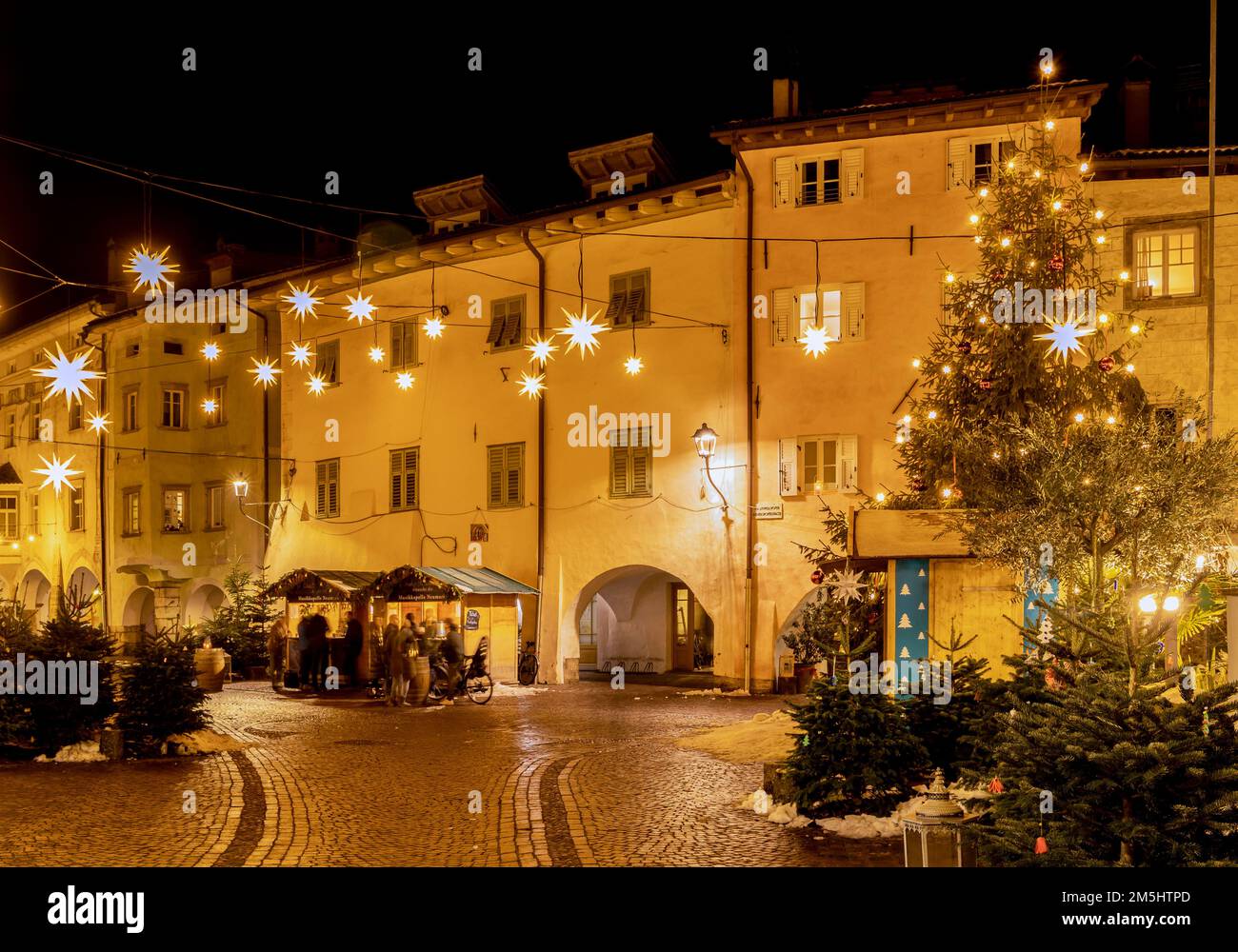 Egna in Südtirol (Neumarkt): Die berühmte Altstadt während des Weihnachtsfestes, Provinz Bozen, Trentino Alto Adige - Norditalien, Europa- Stockfoto