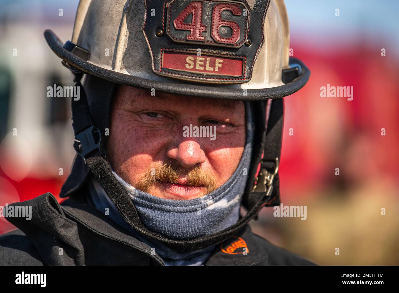 Melvin Self, 60. Civil Engineer Squadron Fire Department Assistant Chief of Training, informiert die Feuerwehrleute während eines kontrollierten Brandschadens auf dem Luftwaffenstützpunkt Travis, Kalifornien, 18. März 2022. Diese Spezialisten halten die Mission der Luftwaffe aufrecht, um die Sicherheit anderer zu gewährleisten, und unterstützen nicht nur die Luftwaffenstützpunkte, sondern auch die zivile Feuerwehr bei Bedarf. Stockfoto