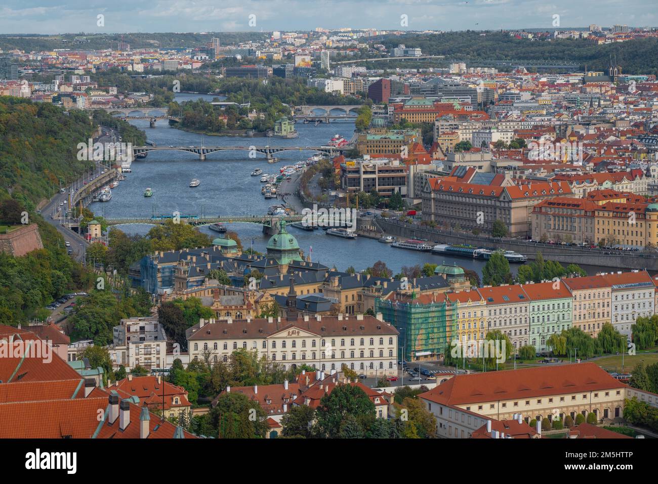 Die Moldau und die Prager Brücken aus der Vogelperspektive - Prag, Tschechische Republik Stockfoto
