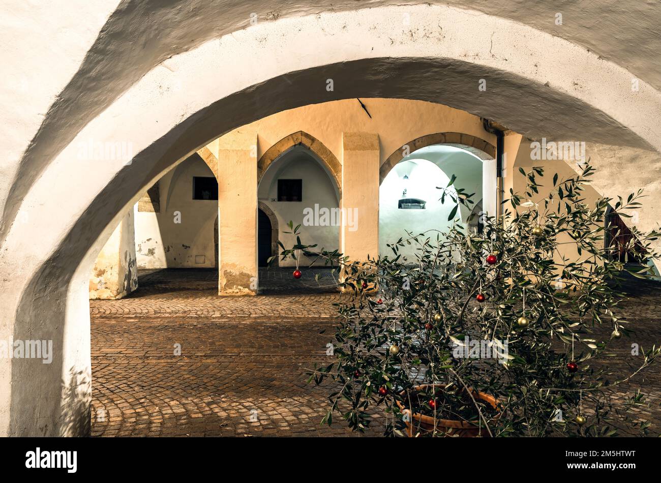 Egna in Südtirol (Neumarkt): Die berühmte Altstadt während des Weihnachtsfestes, Provinz Bozen, Norditalien, Europa - 22. dezember 2022 Stockfoto