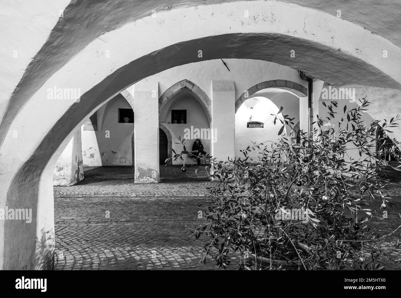 Egna in Südtirol (Neumarkt): Die berühmte Altstadt während des Weihnachtsfestes, Provinz Bozen, Norditalien, Europa - 22. dezember 2022 Stockfoto