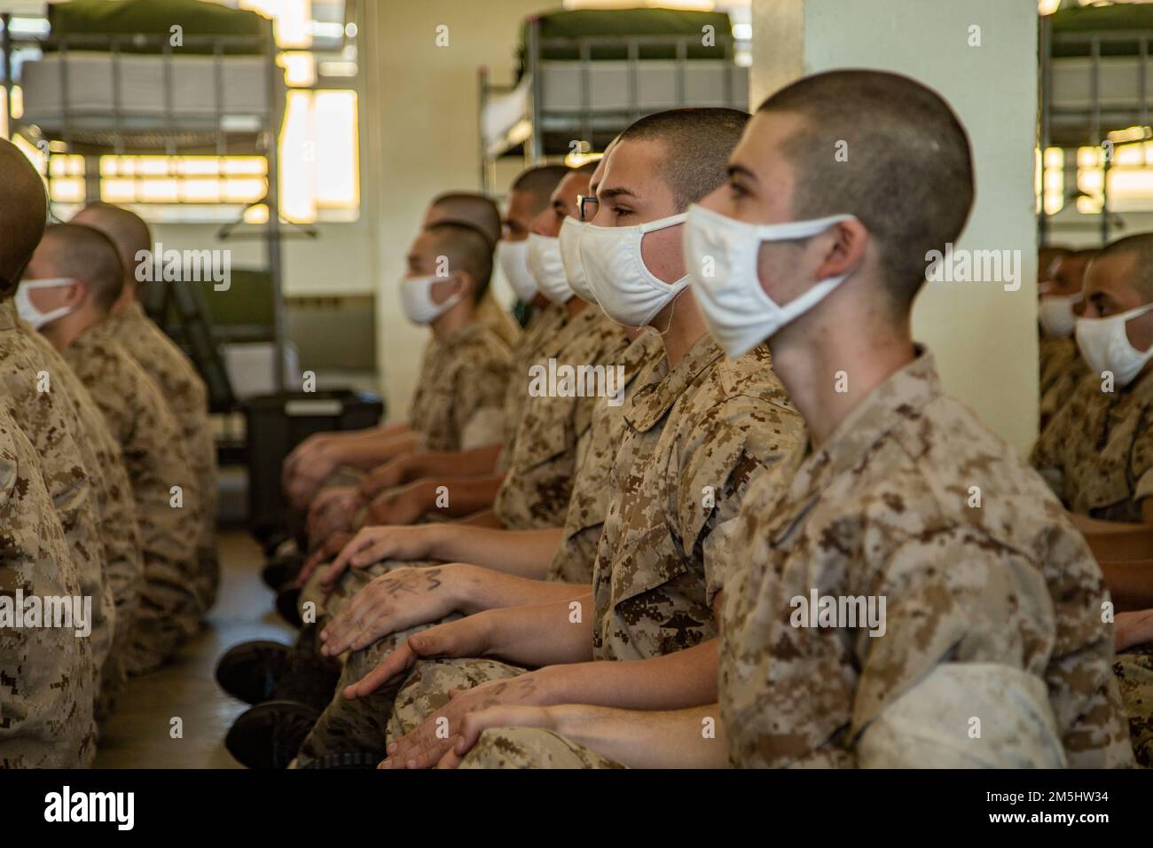Neue USA Marine Corps Rekruten bei Charlie Company, 1. Recruit Training Battalion, sitzen während des Abholprozesses in Formation im Marine Corps Recruit Depot, San Diego, 18. März 2022. Zu dieser Zeit warteten die Rekruten darauf, ihre Übungsleiter zum ersten Mal zu treffen. Stockfoto