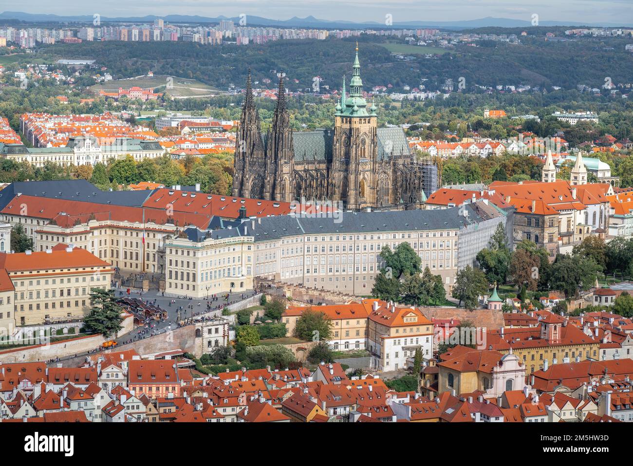 Die Prager Burg und der Veitsdom aus der Vogelperspektive - Prag, Tschechische Republik Stockfoto