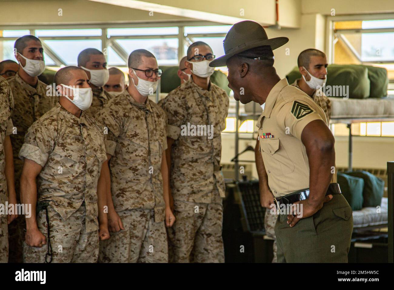 EIN US-AMERIKANISCHER Senior Drill Instructor des Marine Corps mit Charlie Company, 1. Recruit Training Bataillon, unterrichtet Rekruten während des Abholprozesses im Marine Corps Recruit Depot San Diego, 18. März 2022. Nachdem die Rekruten ihre Ausbilder trafen, begann ihr Training. Stockfoto
