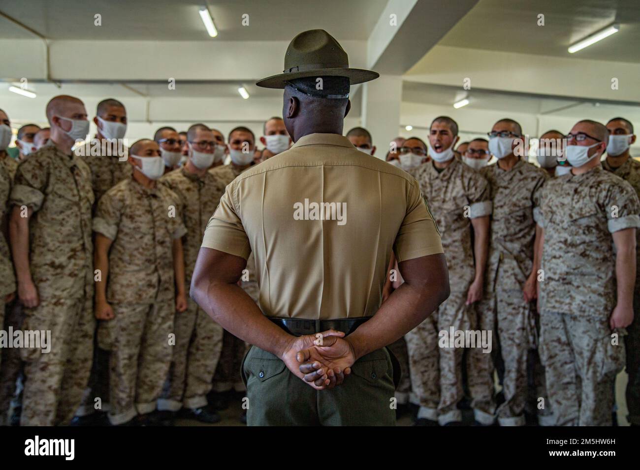 EIN US-AMERIKANISCHER Senior Drill Instructor des Marine Corps mit Charlie Company, 1. Recruit Training Bataillon, unterrichtet Rekruten während des Abholprozesses im Marine Corps Recruit Depot San Diego, 18. März 2022. Nachdem die Rekruten ihre Ausbilder trafen, begann ihr Training. Stockfoto