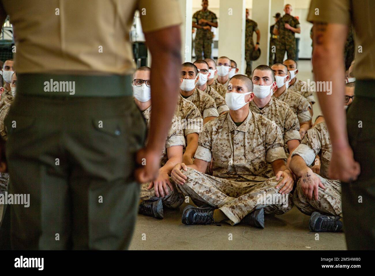 Neue USA Marine Corps Rekruten bei Charlie Company, 1. Recruit Training Battalion, treffen ihre Übungsleiter während des Abholprozesses im Marine Corps Recruit Depot San Diego, 18. März 2022. Die Rekruten wurden ihren Befehlshabern und Ausbildern vorgestellt. Stockfoto