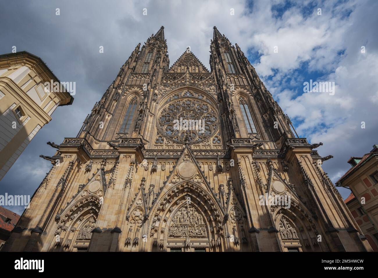Hauptportal des Veitsdoms auf der Prager Burg - Prag, Tschechische Republik Stockfoto