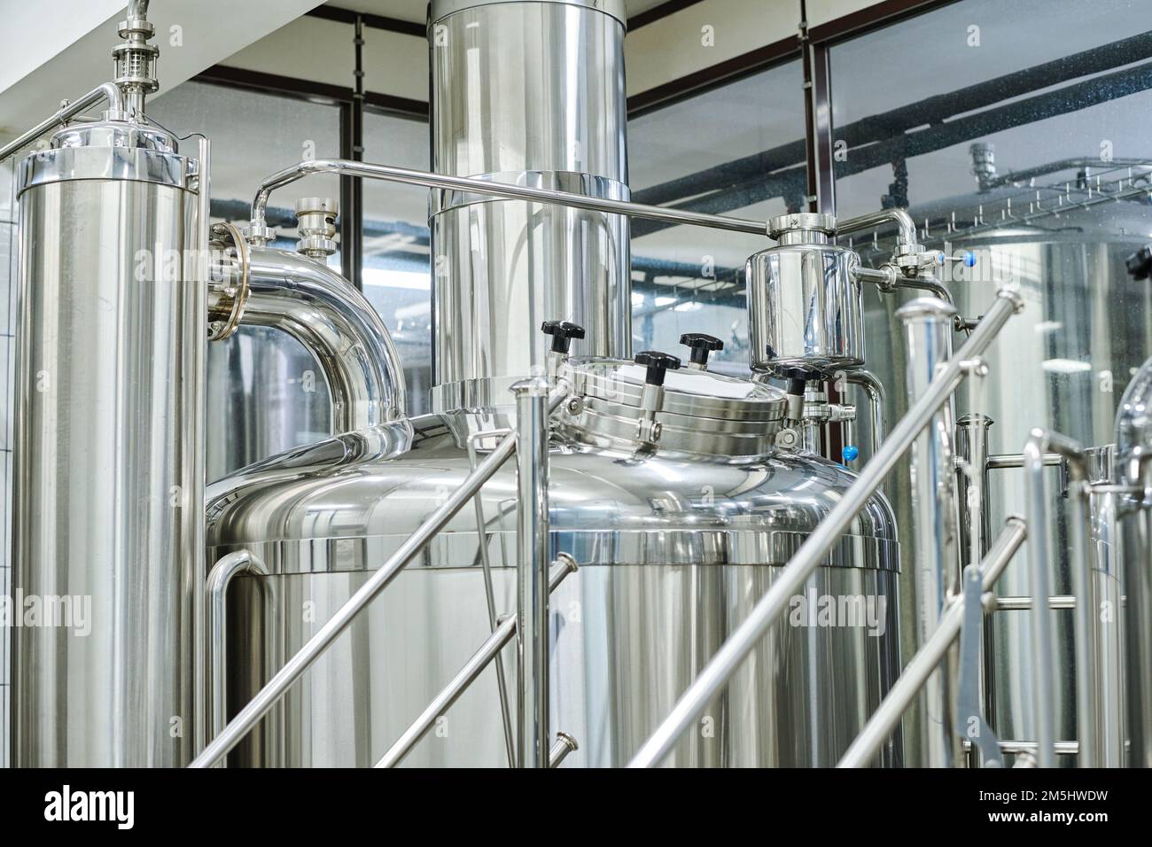 Stahltank zur Herstellung von Alkoholgetränken in einer modernen Brauereifabrik Stockfoto