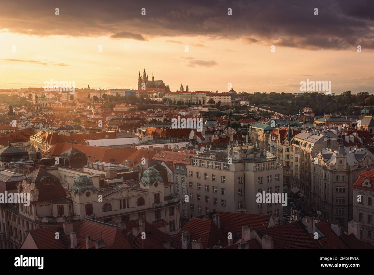Blick auf Prag bei Sonnenuntergang mit der Prager Burg - Prag, Tschechische Republik Stockfoto