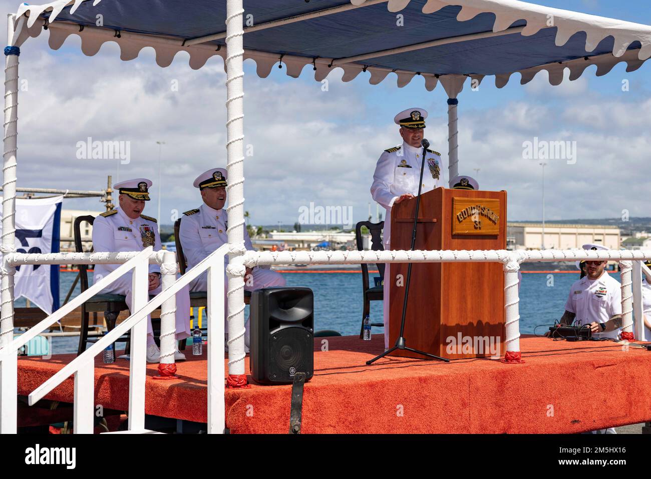 220318-N-OT701-1119 GEMEINSAME BASIS PEARL HARBOR-HICKAM (18. März 2021) Kapitän Don Rauch spricht während einer Zeremonie zum Kommandowechsel. Captain Ken Athans wurde während der Zeremonie von Rauch als Befehlshaber der Zeremonie, Zerstörerstaffel 31, abgelöst. Stockfoto