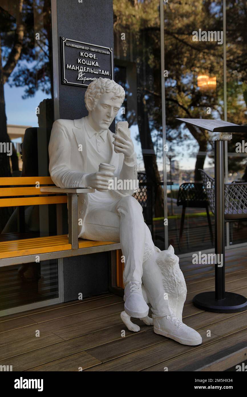 Skulptur eines Mannes in der Nähe eines Cafés. Gelendjik. Russland Stockfoto