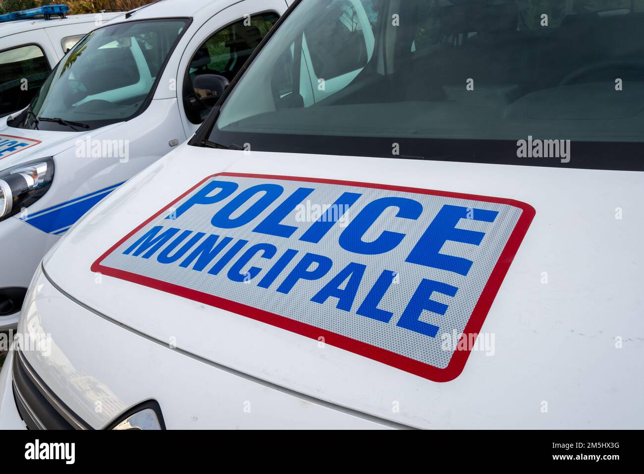 Nahaufnahme einer „Police municipale“-Markierung in französischer Sprache auf der Vorderseite eines lokalen Polizeiwagens in Frankreich Stockfoto