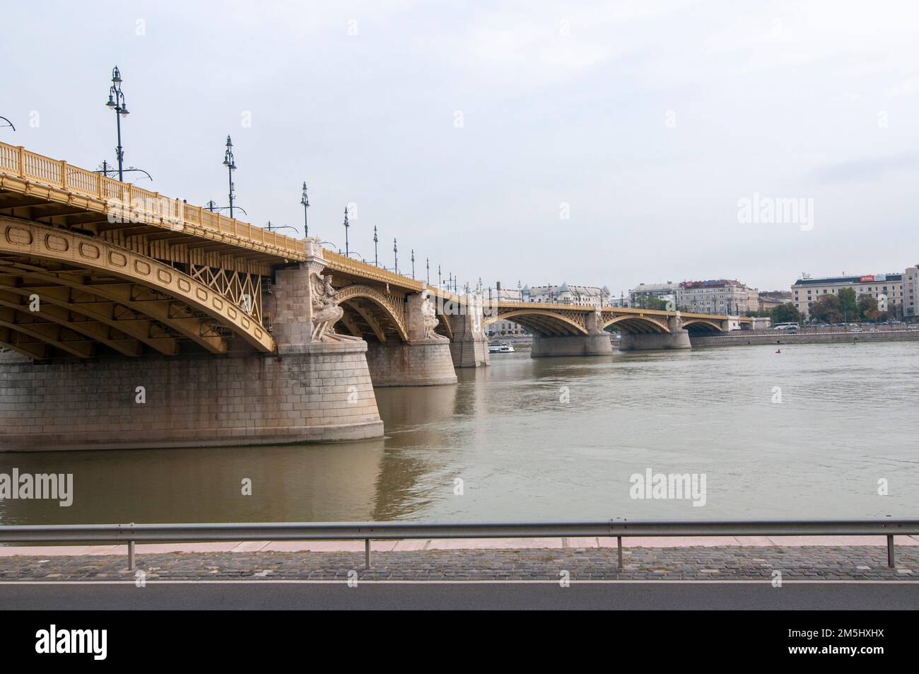 Margaretenbrücke (Margit HID) über die Donau in Budapest, Ungarn. Die Brücke verbindet Buda, Pest und Margareteninsel Stockfoto