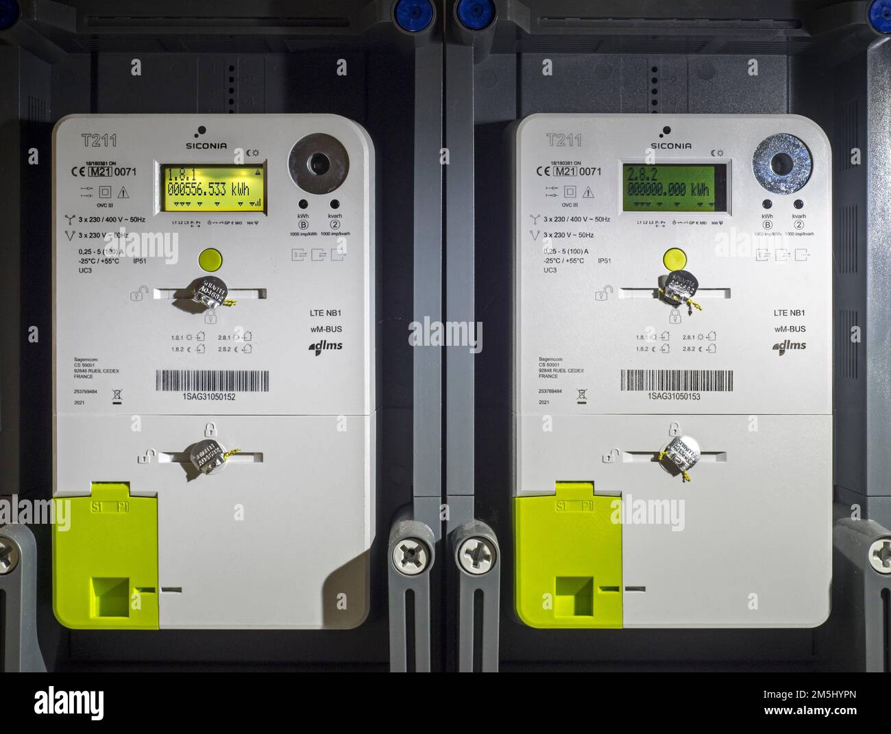 Zwei intelligente T211 3-Phasen-Messgeräte von Fluvius Siconia in flachen, elektronischen Geräten, die Informationen zum Stromverbrauch/zur elektrischen Energie aufzeichnen Stockfoto