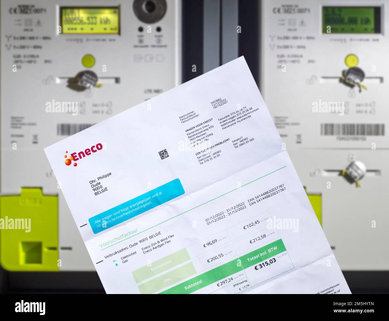 Rechnung von Eneco, belgischem Erdgas- und Stromversorger, vor zwei intelligenten Fluvius-Zählern in Belgien Stockfoto