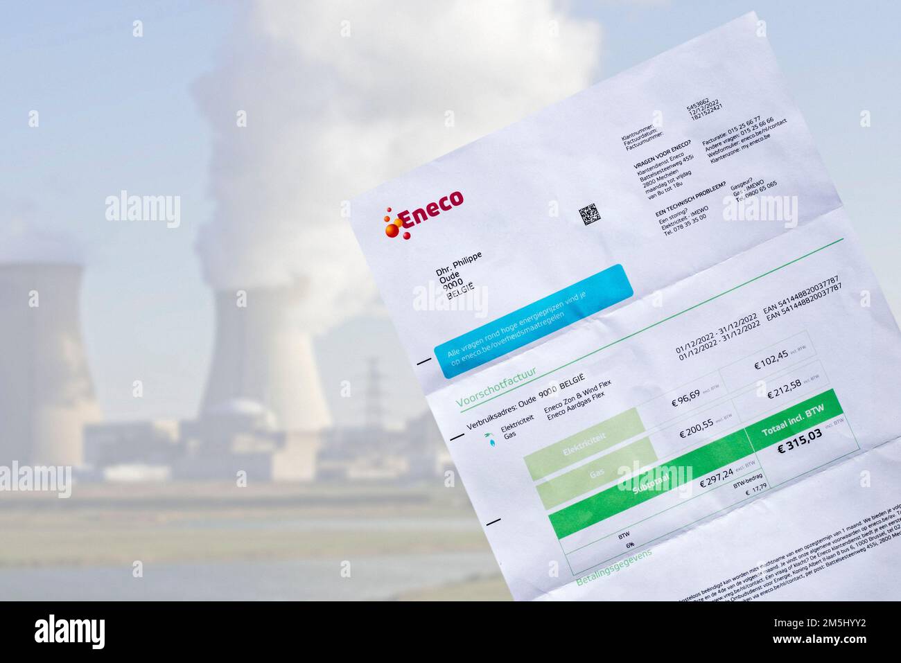 Rechnung von Eneco, dem belgischen Erzeuger und Lieferanten von Erdgas und Elektrizität, vor dem Kernkraftwerk Doel in Belgien Stockfoto