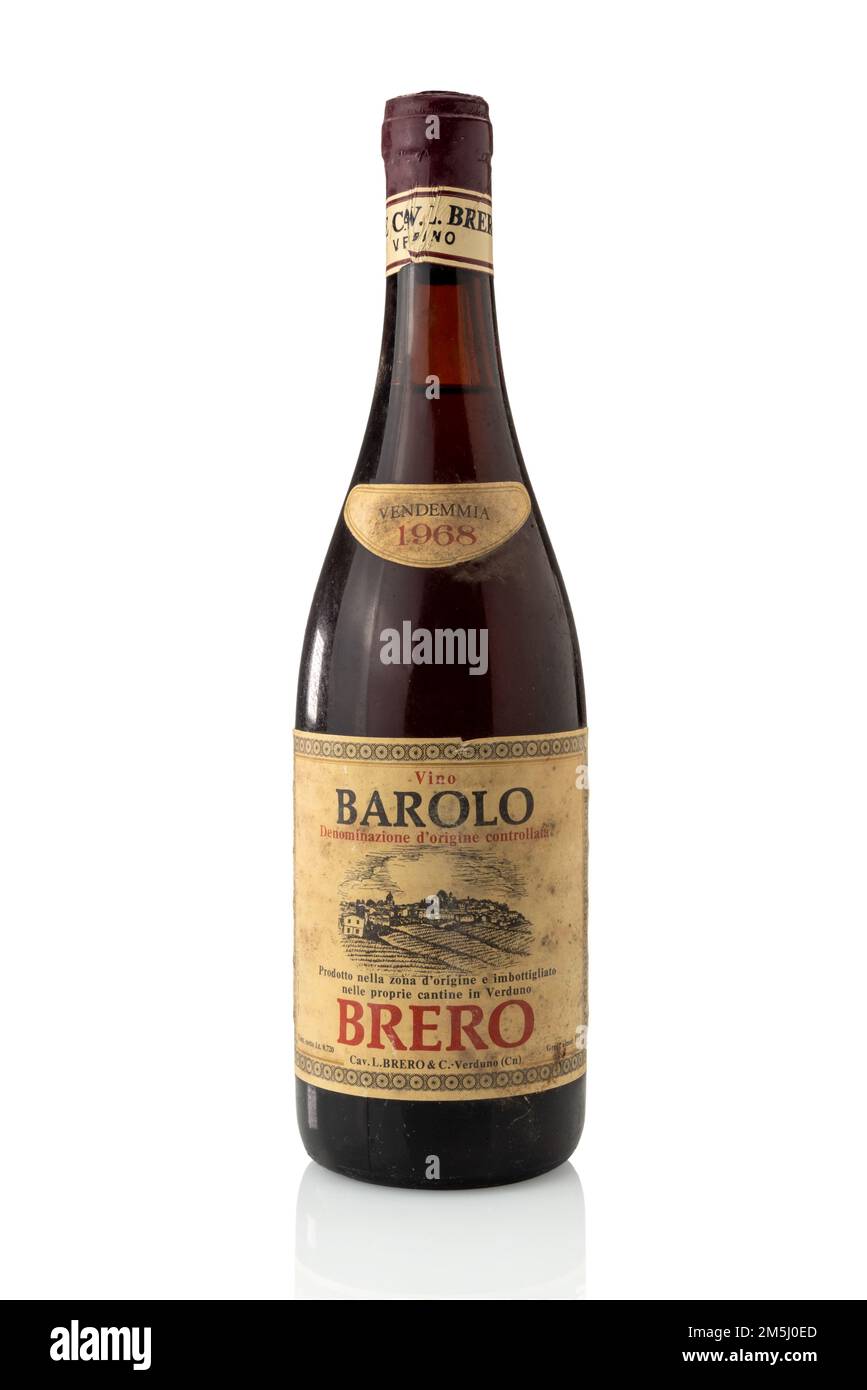 Alba, Italien - 22. dezember 2022: Flasche Barolo, Weinjahr 1968 aus Brero Cellars of Verduno, Langhe, alte Flasche mit Pulver zum Entkorken Stockfoto